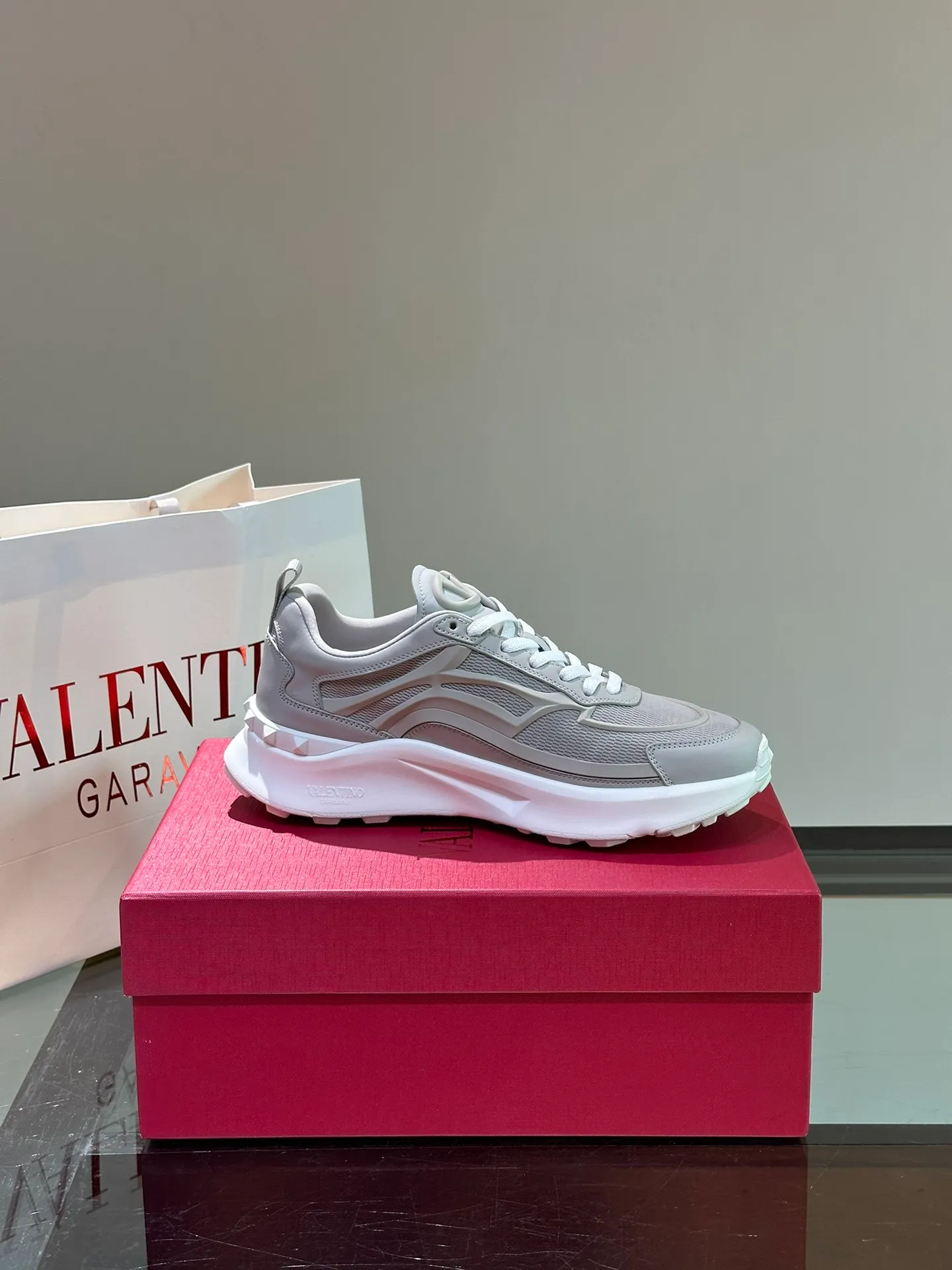 P520¥ Valentino/Valentino GaravaniTotaloopV logo new sports shoes, with leather details, silk screen printing on the tongue, combined with outsole, really easy to wear and very comfortable ~ Comes with 5 cm height increase✔️A must-have pair for fashionable men and beautiful women in summer! Size: 38-46